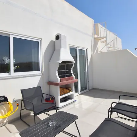 Spacious 3br Penthouse With Large Front Terrace - Stone Bbq & Sun Loungers