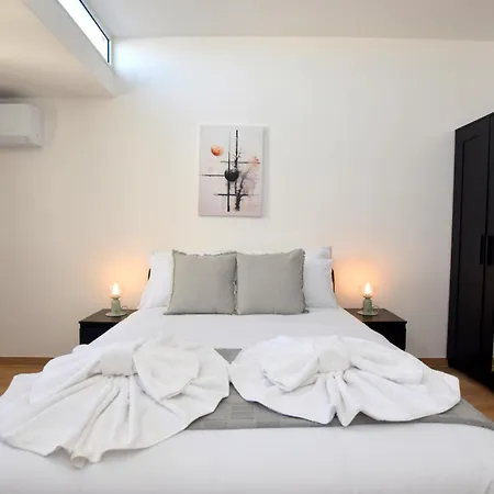 Spacious 3br Penthouse With Large Front Terrace - Stone Bbq & Sun Loungers