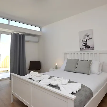 Spacious 3br Penthouse With Large Front Terrace - Stone Bbq & Sun Loungers *