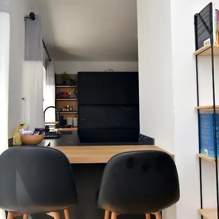 Spacious 3br Penthouse With Large Front Terrace - Stone Bbq & Sun Loungers