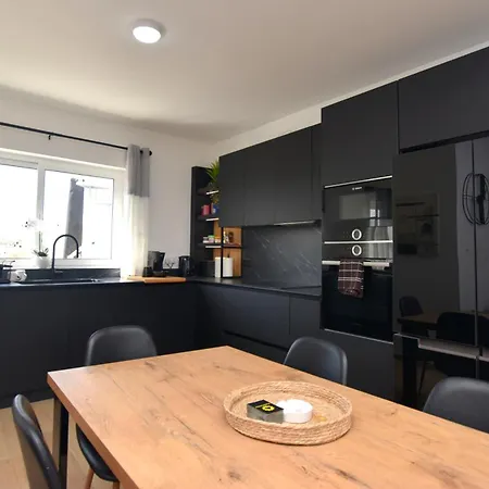 Spacious 3br Penthouse With Large Front Terrace - Stone Bbq & Sun Loungers Apartman