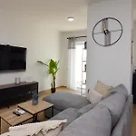 Spacious 3br Penthouse With Large Front Terrace - Stone Bbq & Sun Loungers شقة *