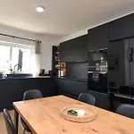 Spacious 3br Penthouse With Large Front Terrace - Stone Bbq & Sun Loungers شقة