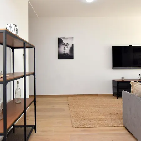 Apartman Spacious 3br Penthouse With Large Front Terrace - Stone Bbq & Sun Loungers *
