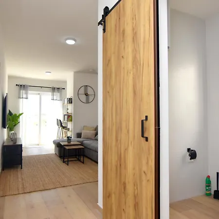 Spacious 3br Penthouse With Large Front Terrace - Stone Bbq & Sun Loungers Apartment *