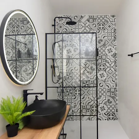 Spacious 3br Penthouse With Large Front Terrace - Stone Bbq & Sun Loungers 아파트 *