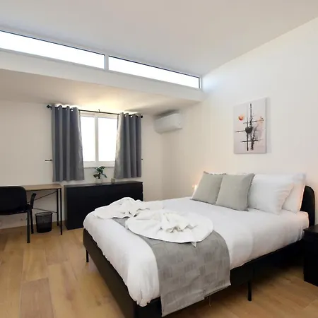 Spacious 3br Penthouse With Large Front Terrace - Stone Bbq & Sun Loungers 자프라