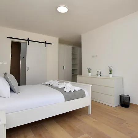 아파트 Spacious 3br Penthouse With Large Front Terrace - Stone Bbq & Sun Loungers