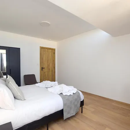 Spacious 3br Penthouse With Large Front Terrace - Stone Bbq & Sun Loungers Apartment *