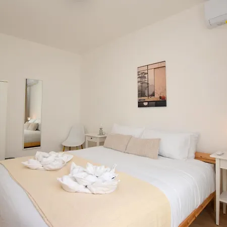 Apartman Spacious 3br Penthouse With Large Front Terrace - Stone Bbq & Sun Loungers *