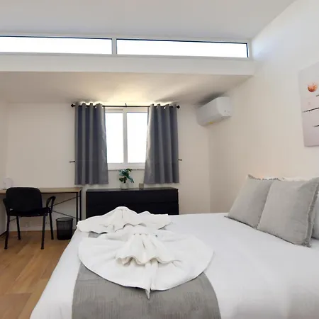 Spacious 3br Penthouse With Large Front Terrace - Stone Bbq & Sun Loungers Apartment *