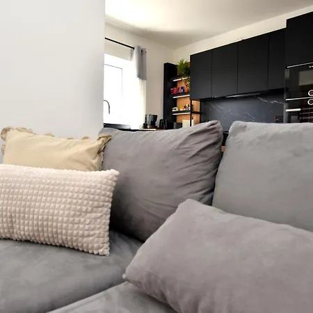 Spacious 3br Penthouse With Large Front Terrace - Stone Bbq & Sun Loungers *