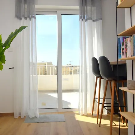 Spacious 3br Penthouse With Large Front Terrace - Stone Bbq & Sun Loungers