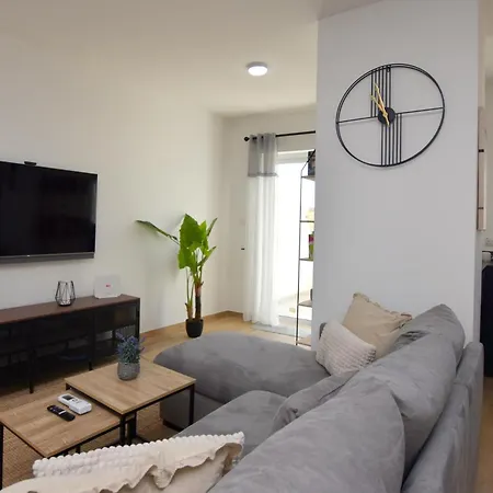 Spacious 3br Penthouse With Large Front Terrace - Stone Bbq & Sun Loungers Apartment *