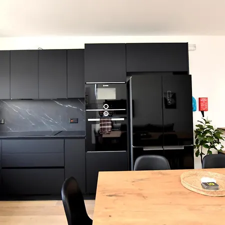 Apartment Spacious 3br Penthouse With Large Front Terrace - Stone Bbq & Sun Loungers *