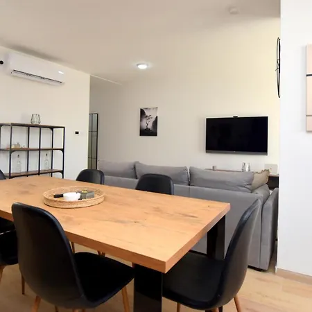 Spacious 3br Penthouse With Large Front Terrace - Stone Bbq & Sun Loungers Xaghra