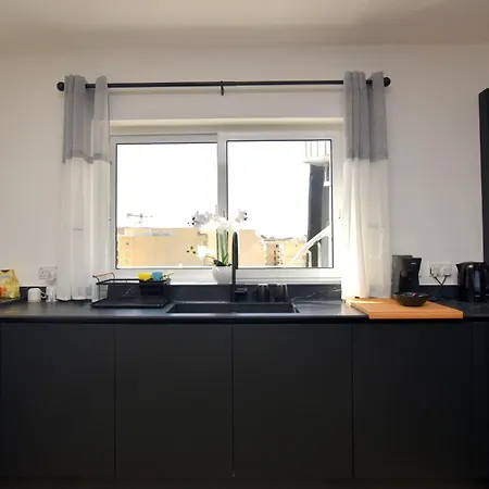 Spacious 3br Penthouse With Large Front Terrace - Stone Bbq & Sun Loungers Apartment *