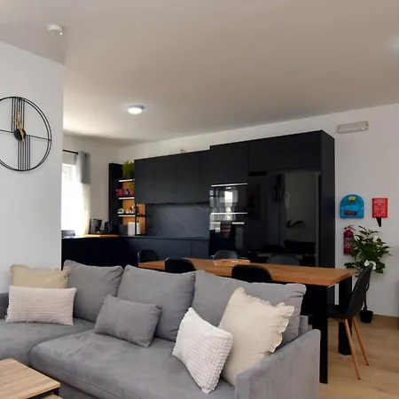 Spacious 3br Penthouse With Large Front Terrace - Stone Bbq & Sun Loungers Apartment