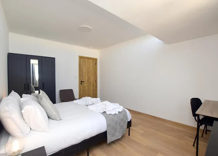 Spacious 3br Penthouse With Large Front Terrace - Stone Bbq & Sun Loungers Appartamento *