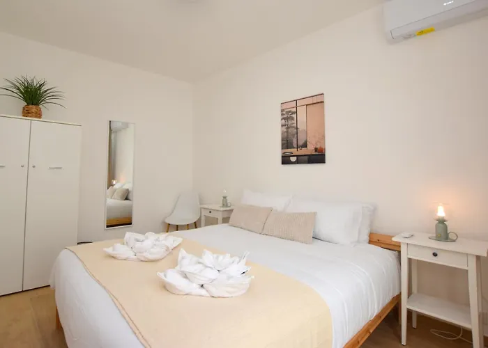 Appartamento Spacious 3br Penthouse With Large Front Terrace - Stone Bbq & Sun Loungers *