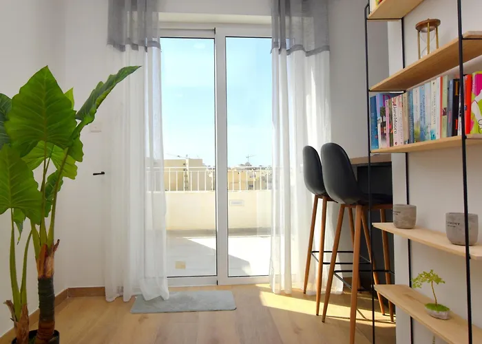 Spacious 3br Penthouse With Large Front Terrace - Stone Bbq & Sun Loungers