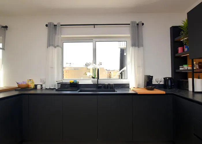 Spacious 3br Penthouse With Large Front Terrace - Stone Bbq & Sun Loungers Appartamento *